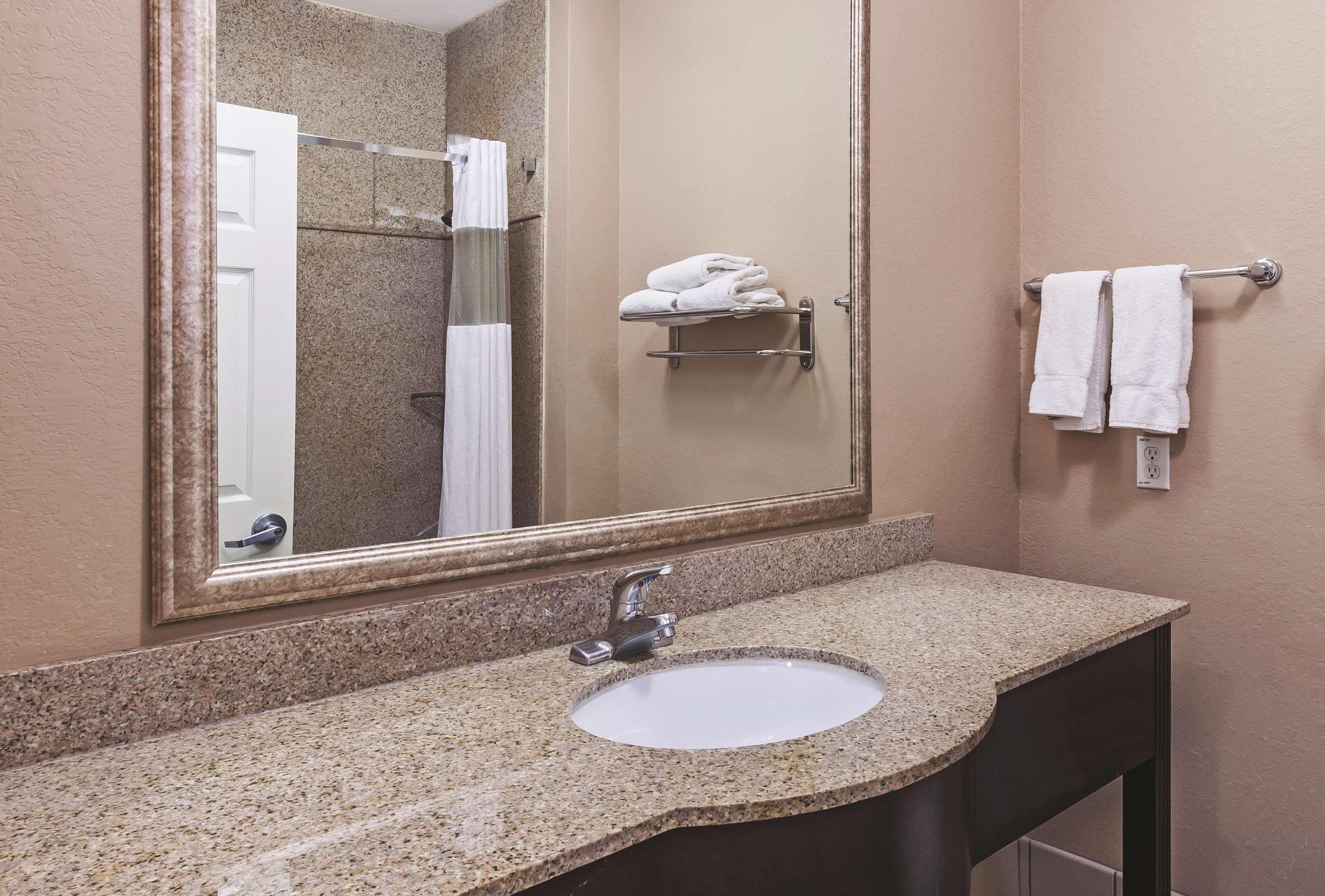 La Quinta By Wyndham Pearland Hotel Exterior photo